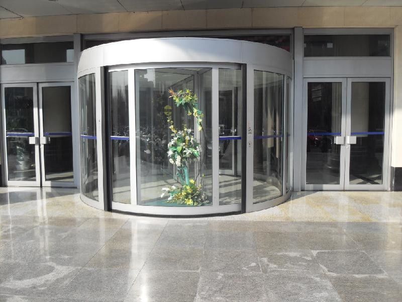 Automatische draaideur met twee vleugels voor grote commerciële gebouwen met een edel uiterlijk